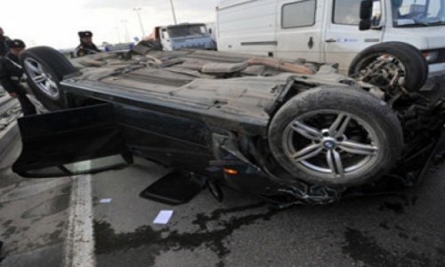 В Баку перевернулся автомобиль, образовались пробки