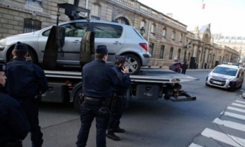 Директор театра протаранил ворота французского президента