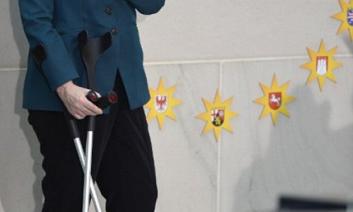 Покалеченная Ангела Меркель на костылях спела с детским хоромФОТО