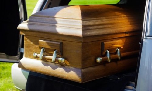 Дочь обнаружила незнакомку в мамином гробу