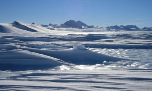 В Антарктике нашли гигантскую впадину