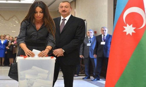 Стиль первой леди Азербайджана отличается женственностью, но в то же время строгостью