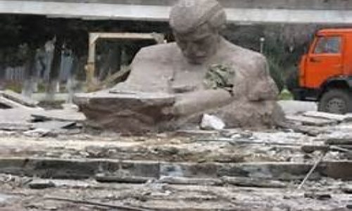 Граффитчики испортили памятник бакинскому комиссару  в Гагарине
