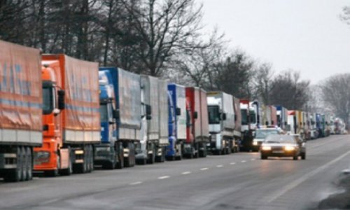 В Баку ограничивается движение грузовых автомобилей
