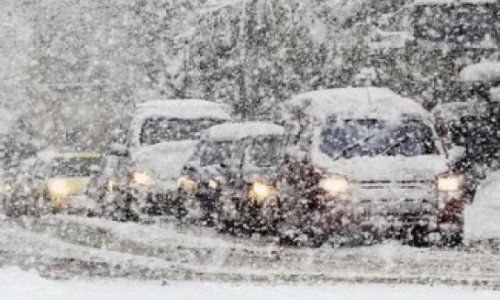 На трассе Ходжасан-Сумгайыт в «снежный плен» попали 20 грузовиков