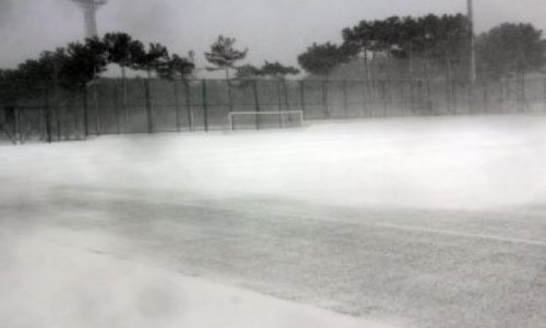 Стадион в Сумгайыте накрыло снегом –ВИДЕО