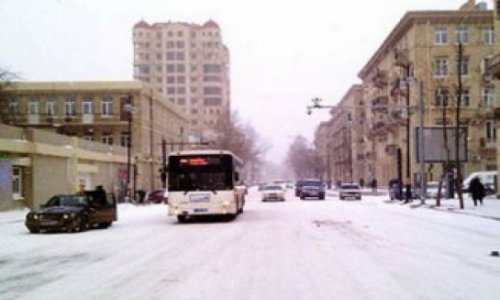 Выпавший в Баку снег - не оправдание для водителей