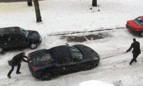 Sumqayıtda "Ferrari" qarda batıb qaldı