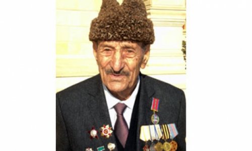 Nazir müharibə veteranını mükafatlandırdı