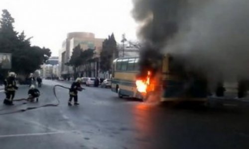 В Баку загорелся пассажирский автобус