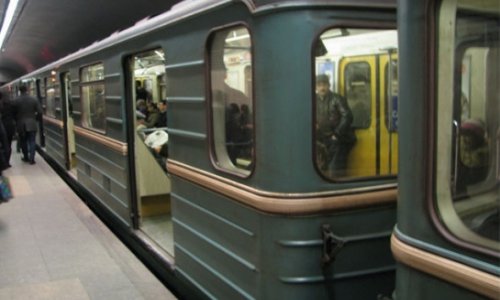 В Бакинском метро едва не погиб подросток