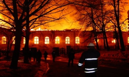 В жилом доме в Баку начался пожар