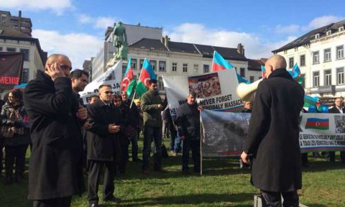 Azərbaycanlılar Avropa Parlamenti qarşısında etiraz aksiyası keçirib - FOTOLAR