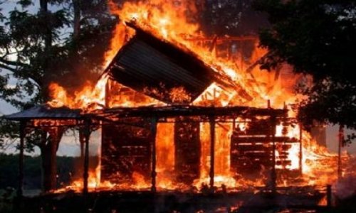В Хырдалане горит жилое здание