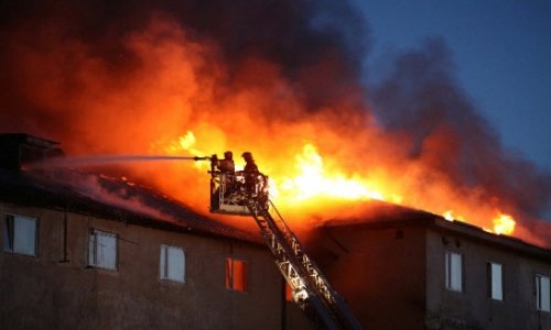 МЧС: Во время пожара в общежитии 2 человека отравились