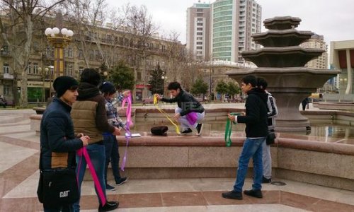 Lezbiyan və geylər Bakıda aksiya keçirdi - FOTO