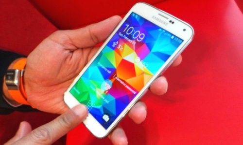 Samsung может отложить старт продаж Galaxy S5