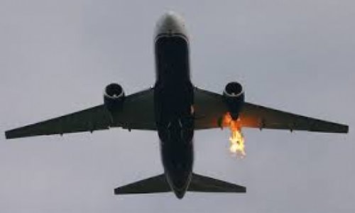 У турецкого самолета загорелся двигатель