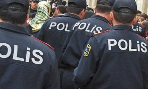 В Баку избили полицейского