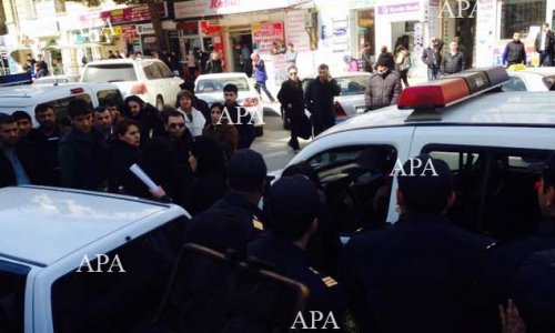 Metro qarşısındakı aksiya cəhdinin qarşısı alınıb - YENİLƏNİB - FOTOLAR