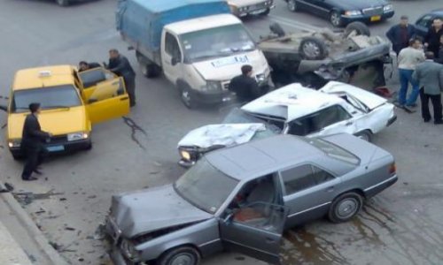 В Шамахы столкнулось 3 автомобиля, два человека погибли