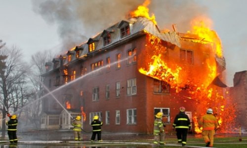 В Шеки сгорел двухэтажный, шестикомнатный дом