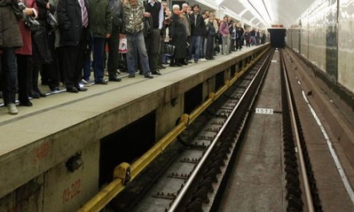 Смертельная шутка в метро: Парня бросают под поезд -ВИДЕО