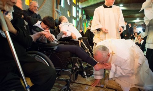 Папа Римский поцеловал ноги 12 инвалидам- ФОТО+ВИДЕО