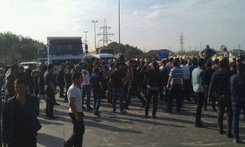 Ceyranbatan sakinləri Bakı-Sumqayıt yolunu bağladı - FOTOLAR