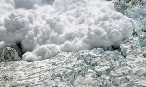 На Эвересте при сходе лавины погибли 16 человек