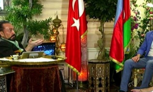 Аднан Октар продемонстрировал флаг Азербайджана –ВИДЕО
