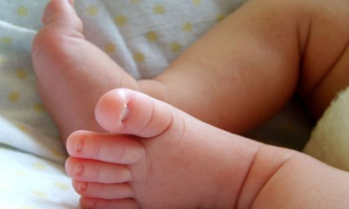 Бакинский суд запретил матери кормить ребенка грудью