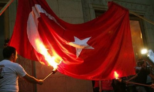 Ermənilər Türkiyə bayrağını yandırdı- FOTO