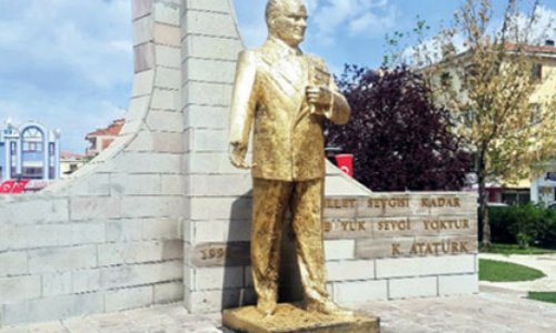 Türkiyədə şok: Atatürkün heykəli yandırıldı - FOTO