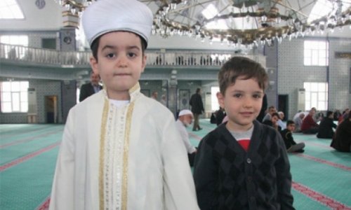 5 yaşlı uşaq "Qurani-Kərim"i oxuyub bitirdi