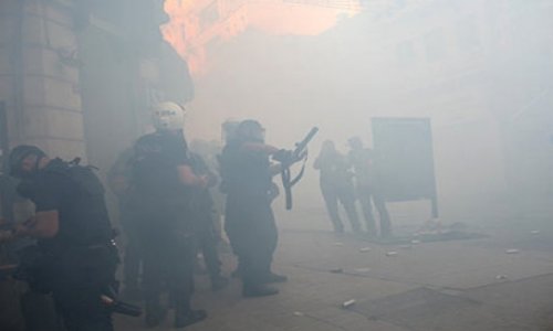 Жители ряда районов Стамбула пострадали от слезоточивого газа