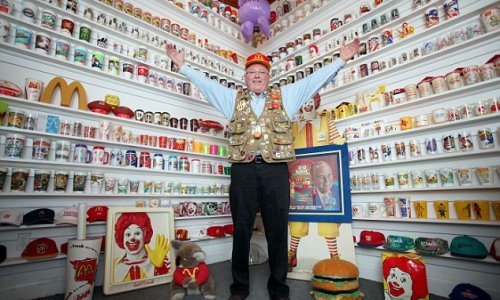 Man owns 75,000 pieces of memorabilia in a collection - PHOTO