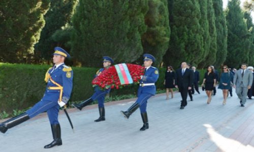 Ilham Aliyev, his spouse pay tribute to Azerbaijani national leader Heydar Aliyev