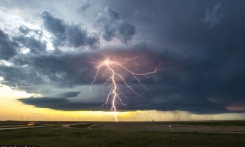 Stormchasers capture amazing images of Mothership Supercell storm