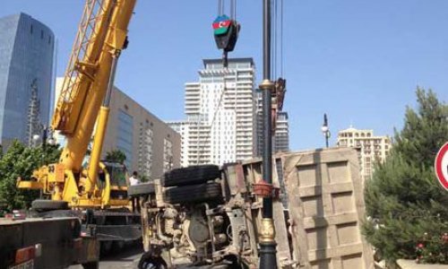 Тяжелое ДТП в Баку: Грузовой автомобиль перевернулся на мосту - ФОТО