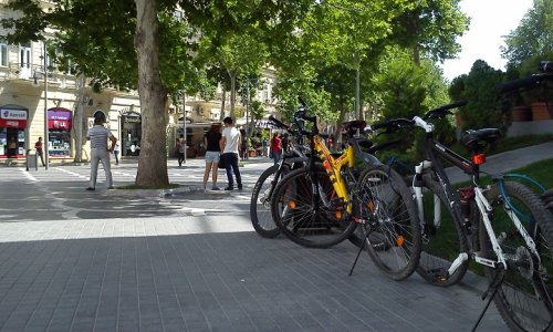 Азербайджанцы пересаживаются на мотоциклы и велосипеды- ФОТО