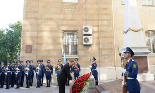 İlham Əliyev AXC-nin şərəfinə ucaldılmış abidəni ziyarət etdi - FOTOLAR