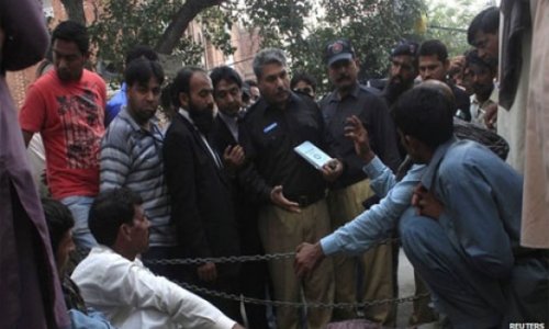 Pakistan woman stoned outside court