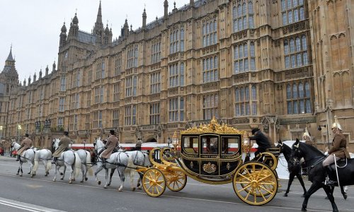 The Queen's new palace on wheels - PHOTO