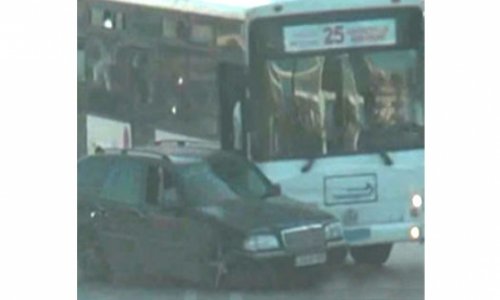 Очередной автобусный беспредел в Баку - ВИДЕО