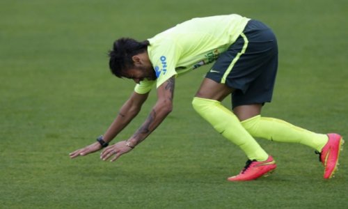 Neymar gives Brazil an injury scare in training