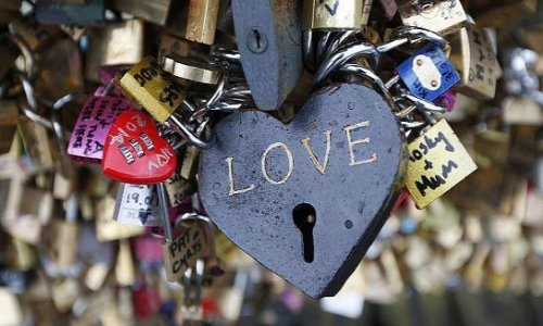 Paris bridge panel falls under weight of ‘love locks’ - VIDEO