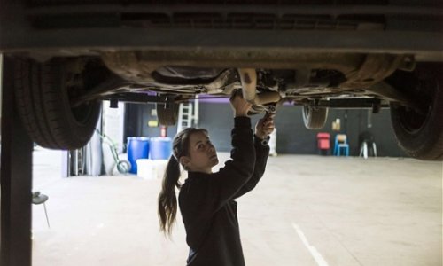 Women flock to Paris all-female garage for.... - PHOTO