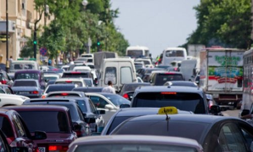 В Баку на дорогах образовались пробки