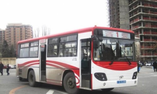 В Баку маршрутный автобус совершил аварию, есть пострадавшие